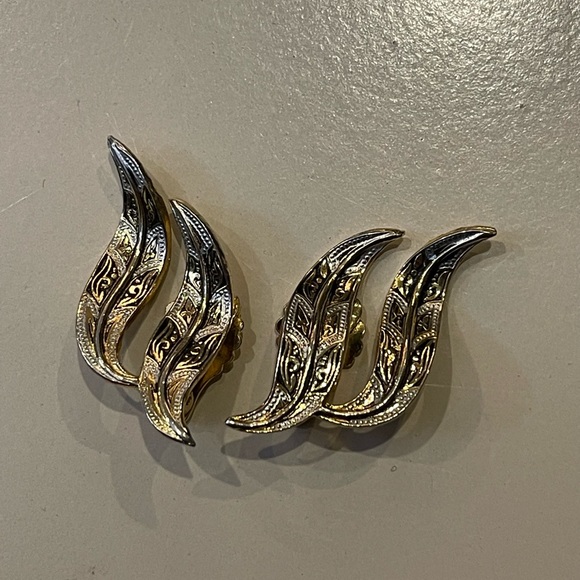 Art Deco styling, gold,silver,black, vintage clip on swirl earrings. - Picture 1 of 5